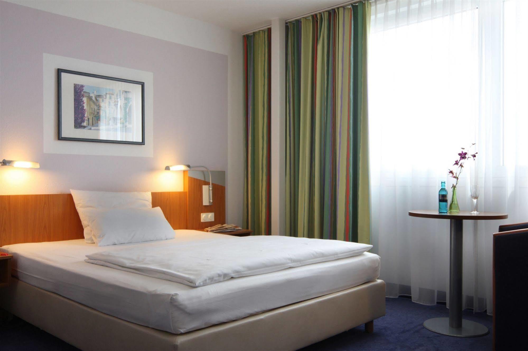Ramada By Wyndham Hannover Messe Laatzen Exterior photo