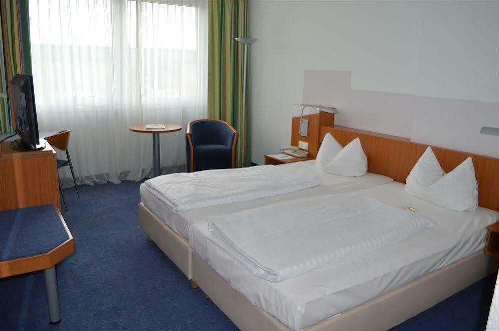 Ramada By Wyndham Hannover Messe Laatzen Exterior photo