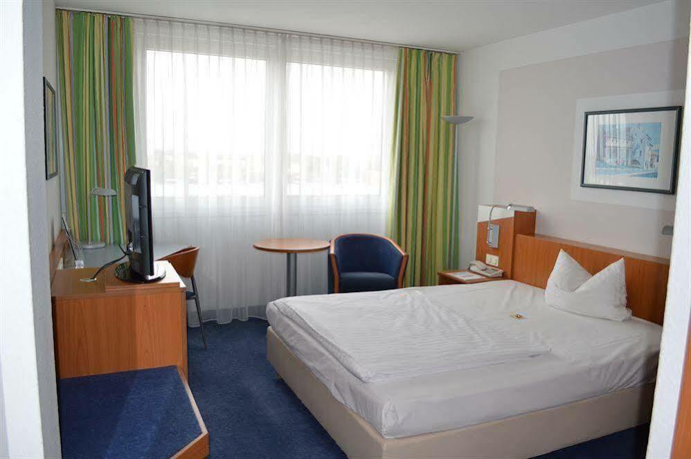 Ramada By Wyndham Hannover Messe Laatzen Exterior photo